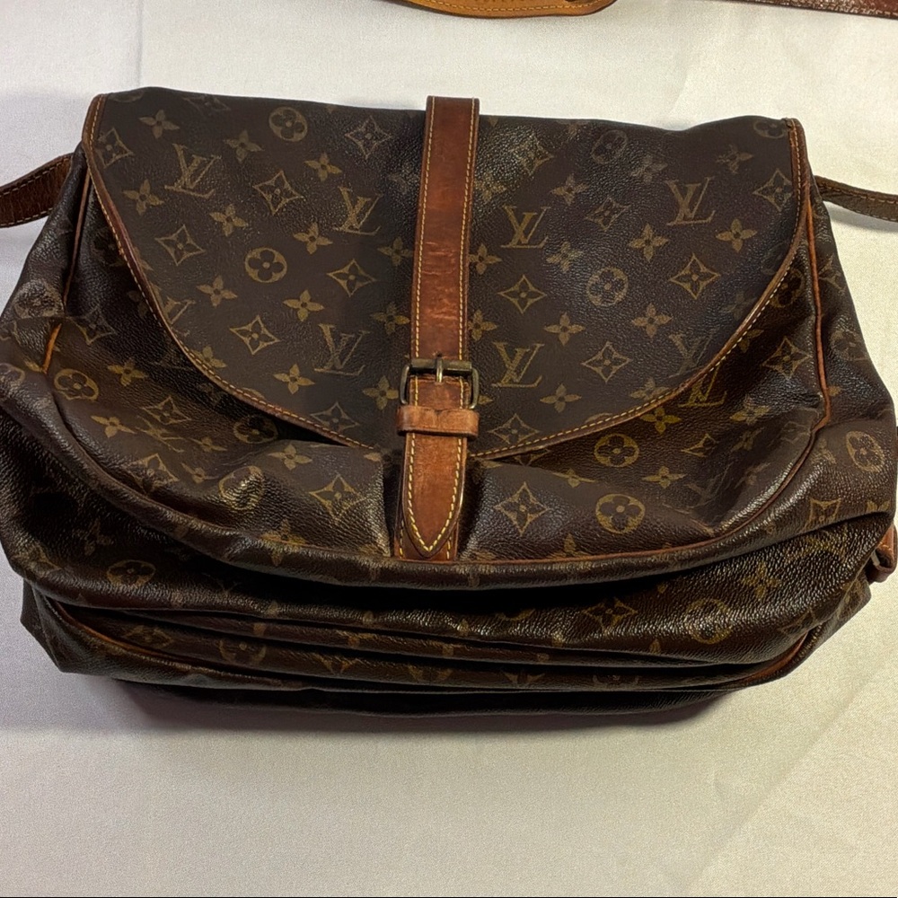 LOUIS VUITTON SAUMUR 35 MONOGRAM CROSSBODY COA included‎